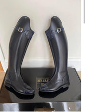 Load image into Gallery viewer, Petrie Athene boot order