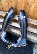 Load image into Gallery viewer, Petrie Athene boot order